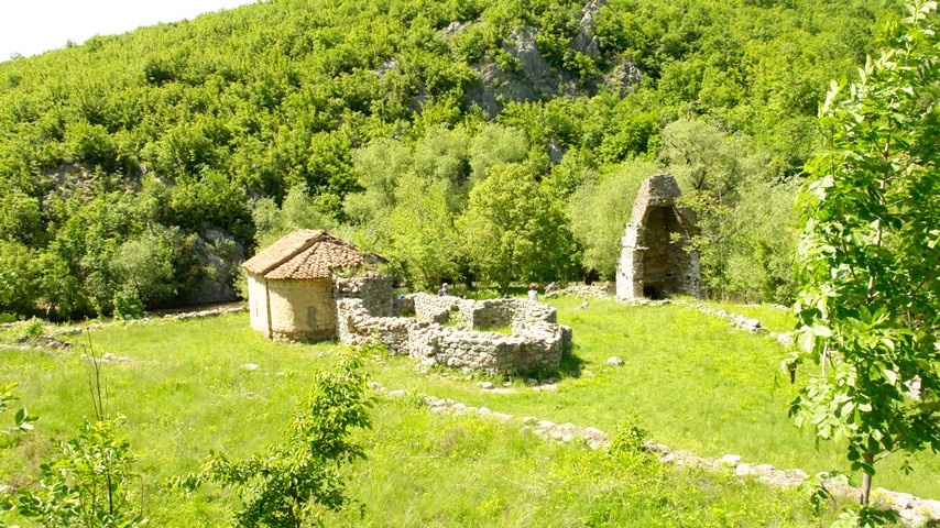 STARI GRAD PETRUS I SVETINJE KANJONA CRNICE