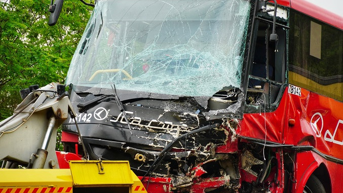 Sudar autobusa i automobila kod Mladenovca, poginuo vozač džipa, 30 putnika povređen